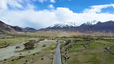 4K航拍最美川藏公路雪山蓝天白云视频的预览图